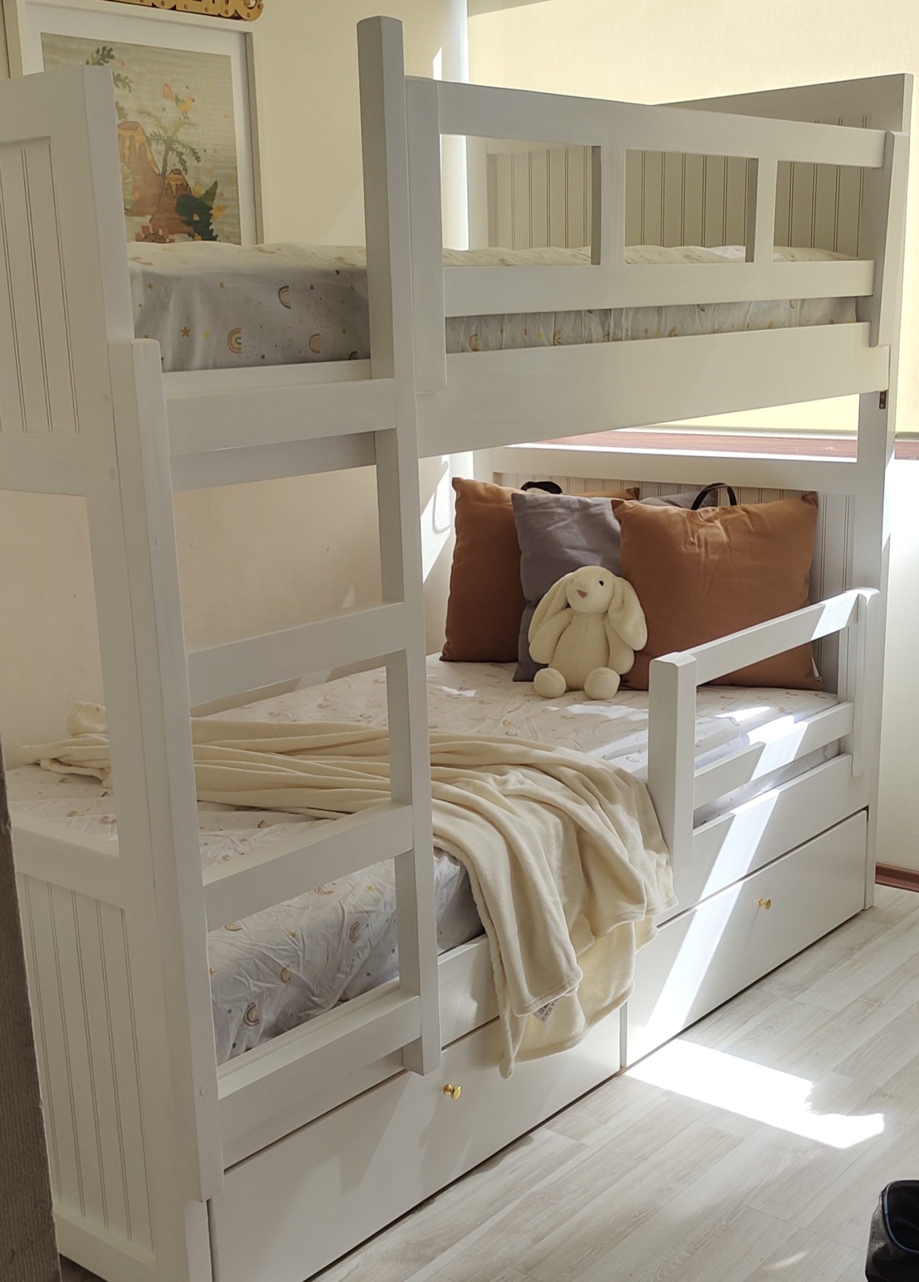 83795-scaled-1.jpg CAMAROTE CLÁSICO CON CAJONES – cama infantil blanca de pino con baranda desmontable - Imagen 1