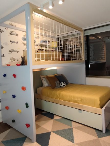 CAMAROTE ESCALA MÁGICA CON NIDO Y LUCES – cama elevada de pino con presas para escalar y opción en L, en una plaza y plaza y media