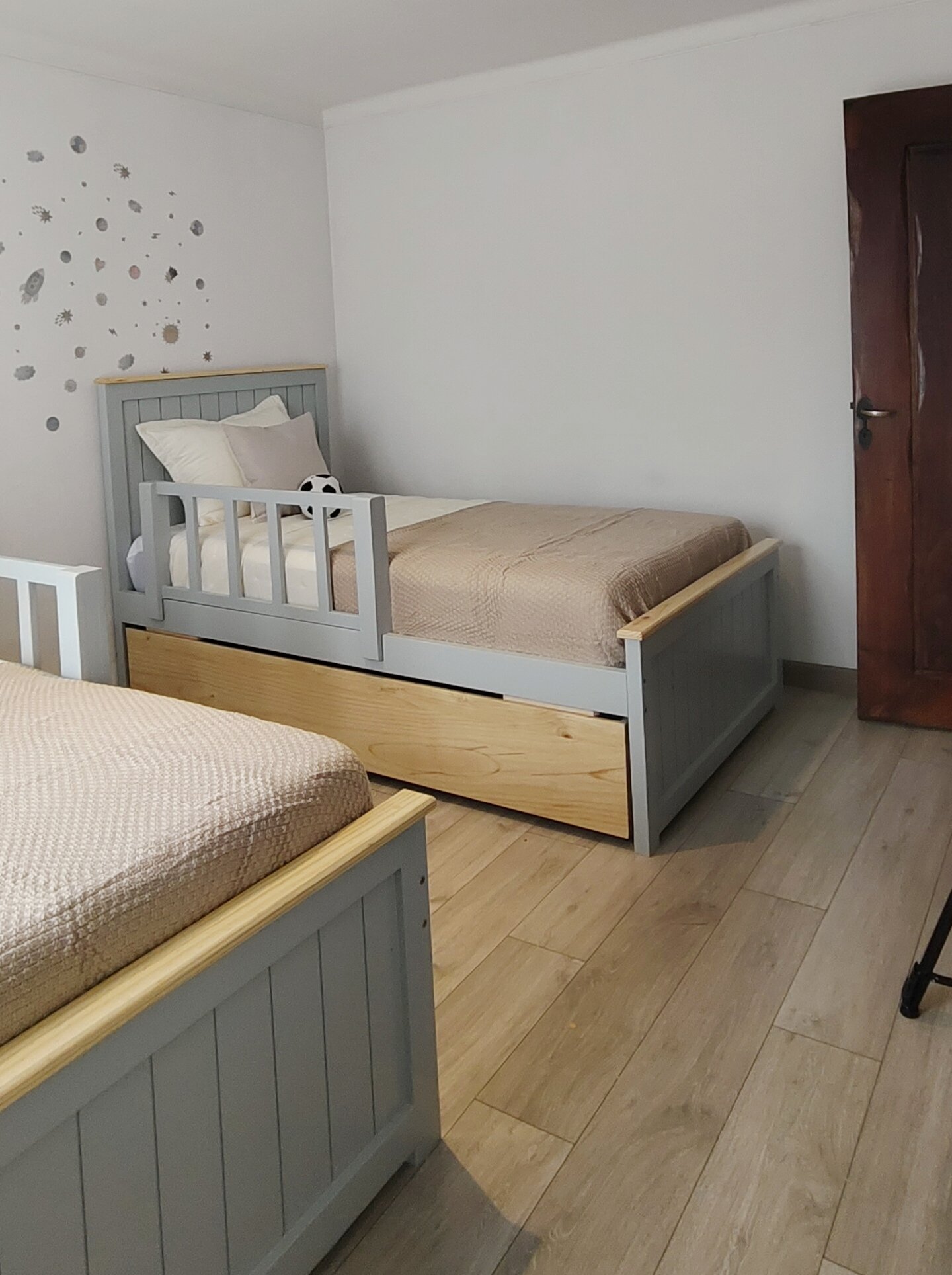 2025/08/1000008936.jpg CAMA CORNISA NIDO cama infantil y juvenil de madera con cama adicional inferior y diseño funcional – Moblalesly - Imagen 1