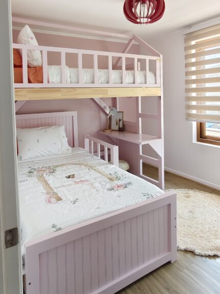 CAMAROTE EN L CON CASITA Y CAJONES – con barandas desmontables para niños
