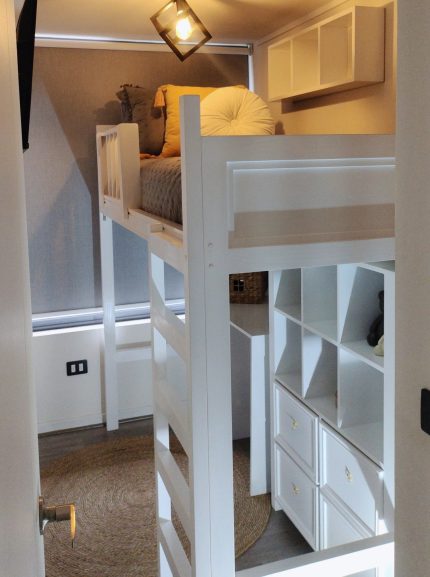 CAMA LEONOR – cama alta  con mueble juguetero, escritorio y repisa