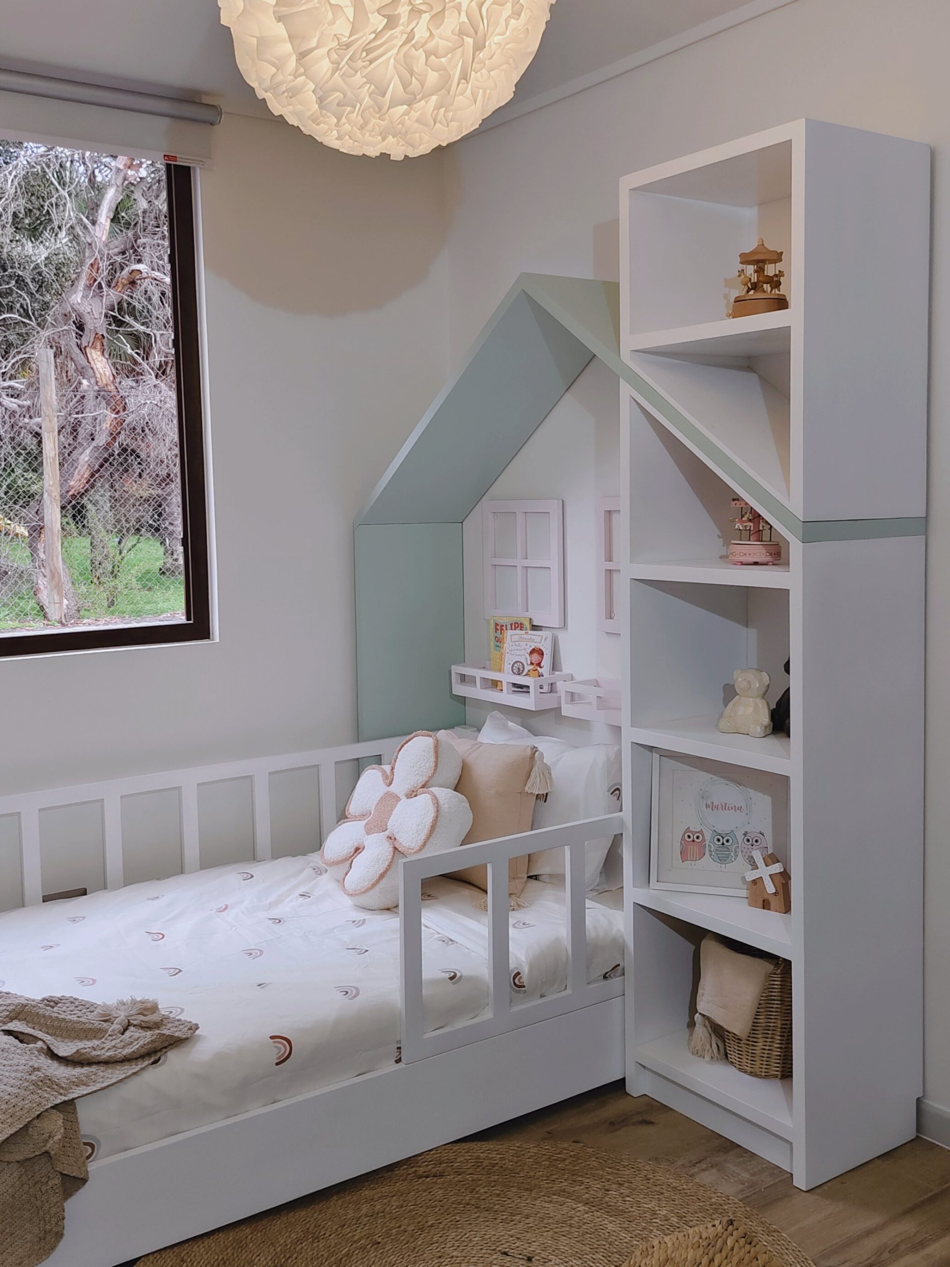 1000060994-1-scaled-1.jpg CAMA CASITA MUÑECAS – cama infantil con barandas desmontables, estantería y ventanas con repisas - Imagen 1