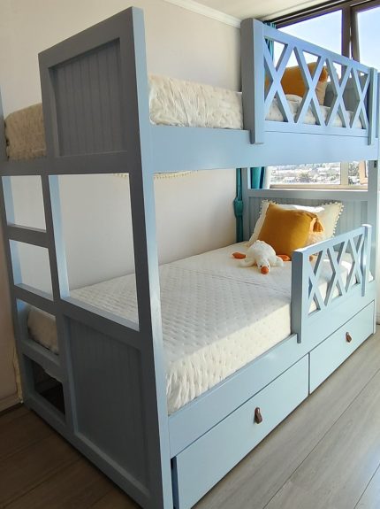 CAMAROTE CON BARANDA X – cama infantil de madera con cajones, barandas desmontables y escalera en respaldo