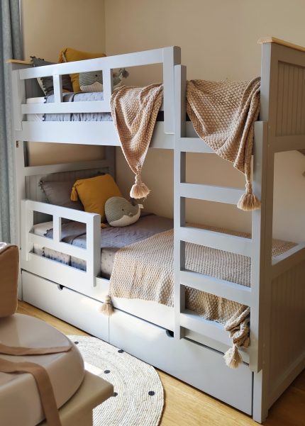 CAMAROTE CORNISA CON CAJONES – cama infantil y juvenil de pino gris con barandas desmontables (una plaza o plaza y media)