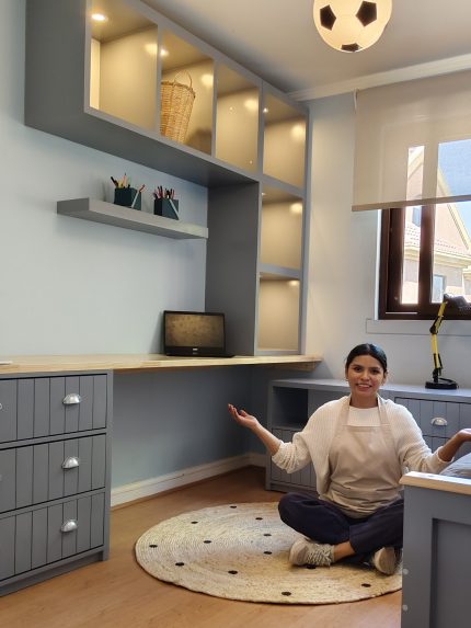 HABITACIÓN COMPLETA JUVENIL – cama con cajones, velador, escritorio con luces y estantería