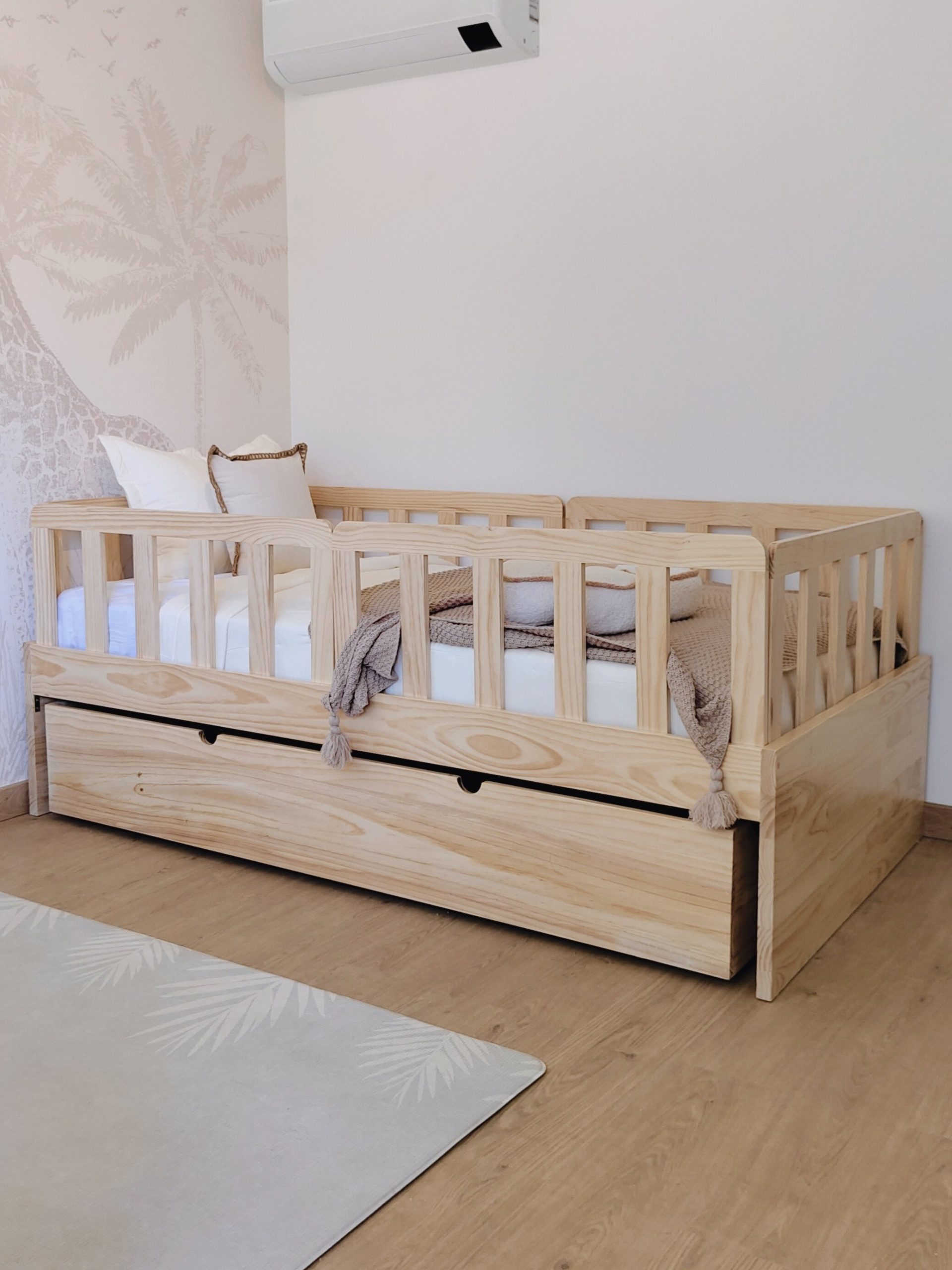 1000074117-1-scaled-1.jpg CAMA REGULABLE NIDO – cama de madera con barandas desmontables - Imagen 1