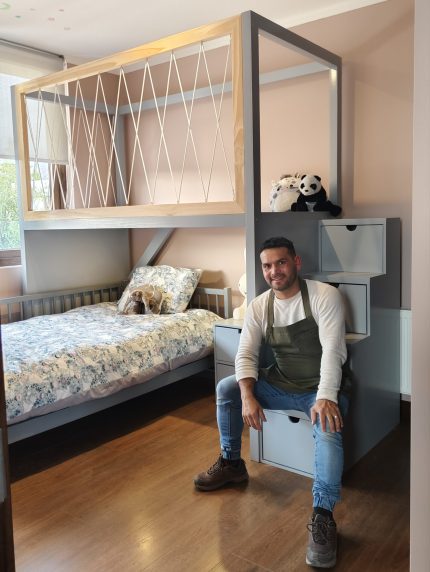CAMA ELEVADA BALI con Malla Lateral, Escalera con Cajones e Iluminación