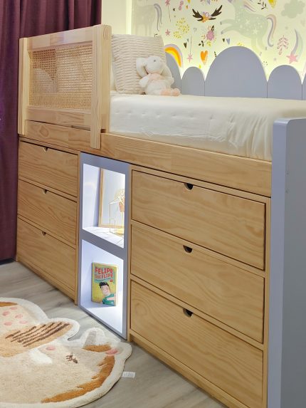 CAMA NUBES – cama semi alta con cajoneras inferiores y estantería iluminada