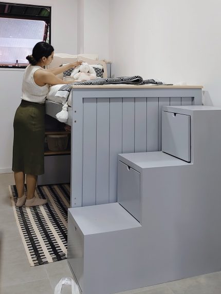 CAMA SEMI ALTA CON ESCALA – cama gris con escalera de cajones, juguetero y baranda desmontable, ideal ´para niños y jovenes