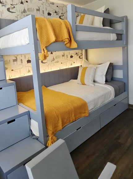 CAMAROTE LINEAL CON LUCES, CAMA NIDO Y ESCALERA DE CAJONES – GRIS Y MADERA NATURAL
