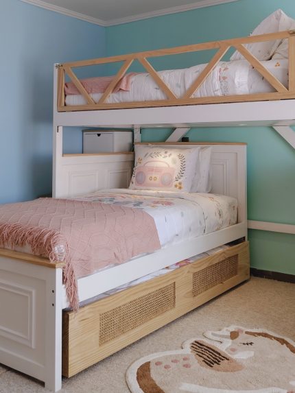 CAMAROTE AMOR – camarote en L con tres camas, luces y escalera de cajones en blanco y madera natural