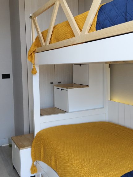 CAMAROTE RATAN, con almacenamiento, barandas, luz y escalera