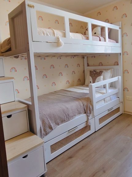 CAMAROTE CLÁSICO CON ESCALERA Y CAJONES – cama juvenil de pino con ratán y baranda desmontable (una plaza o plaza y media)