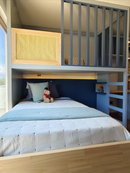 ELEVACIÓN MARTÍN – cama alta con zona de juegos, cama baja con nido y luz incorporada