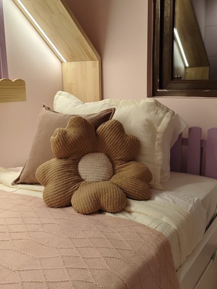 COJÍN ARENA FLOR – cojín decorativo en forma de flor color arena con centro beige