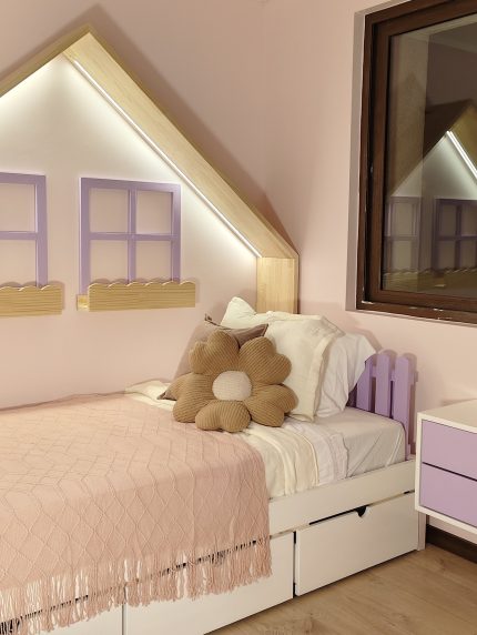 CAMA CASITA LUZ – cama con respaldo casita iluminada y ventanas lilas.