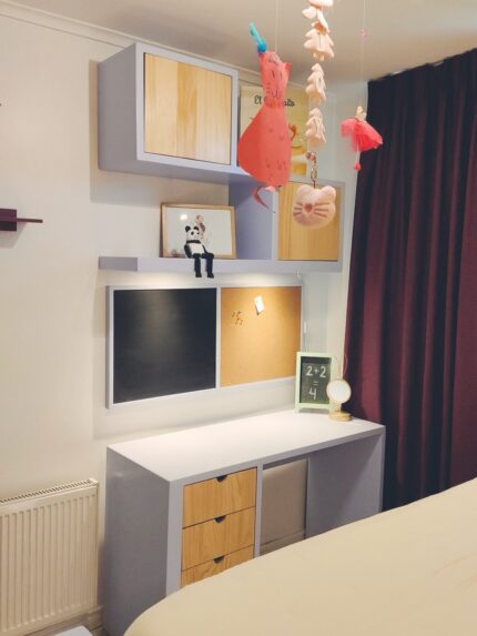 ESCRITORIO CURVAS INFANTIL – con pizarra de tiza, pizarra de corcho, cajones bajos y mueble aéreo