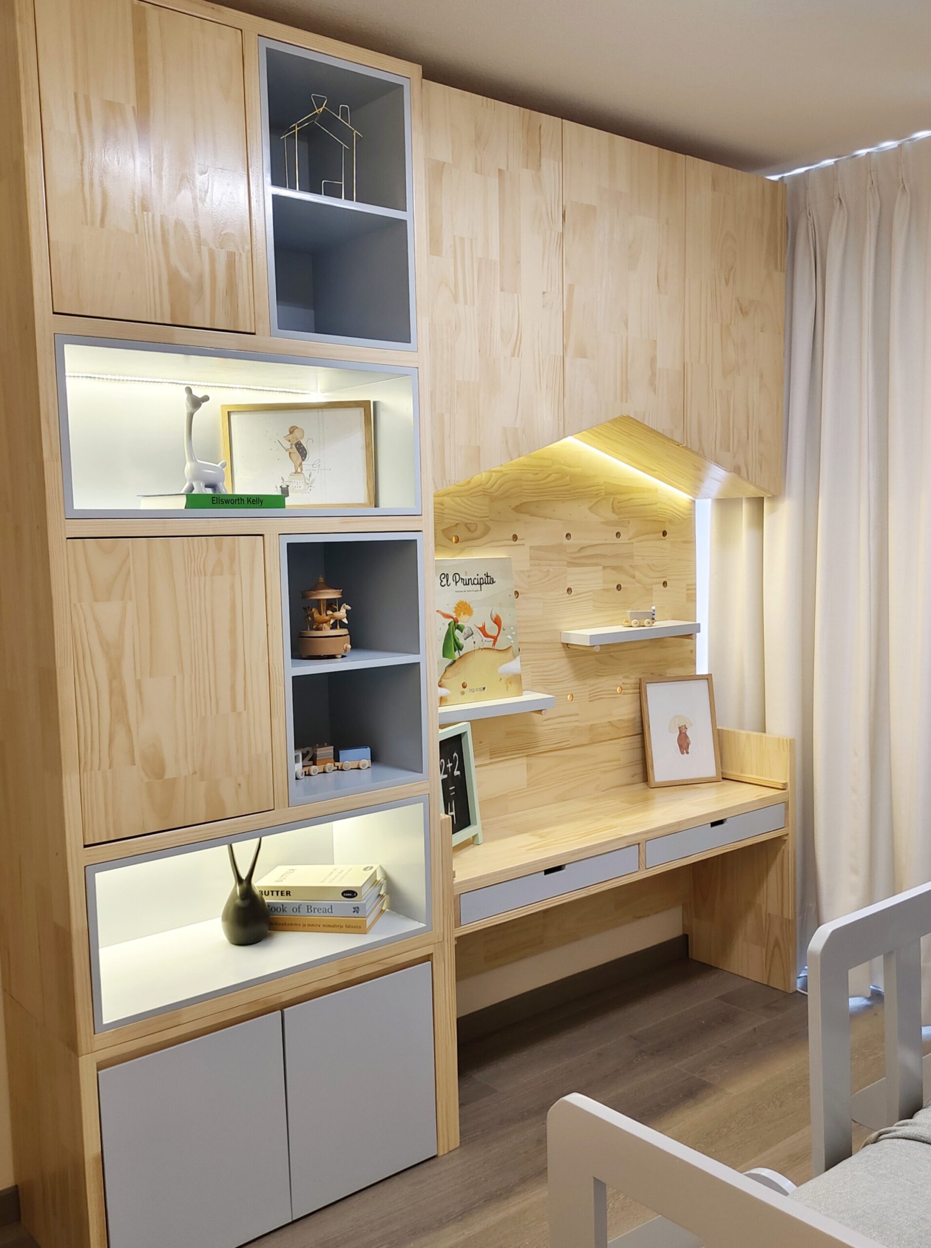 2026/01/1000011046-scaled.jpg MUEBLE CASITA DE MADERA CON ESCRITORIO REGULABLE, CAJONES Y LUCES INTEGRADAS - Imagen 1